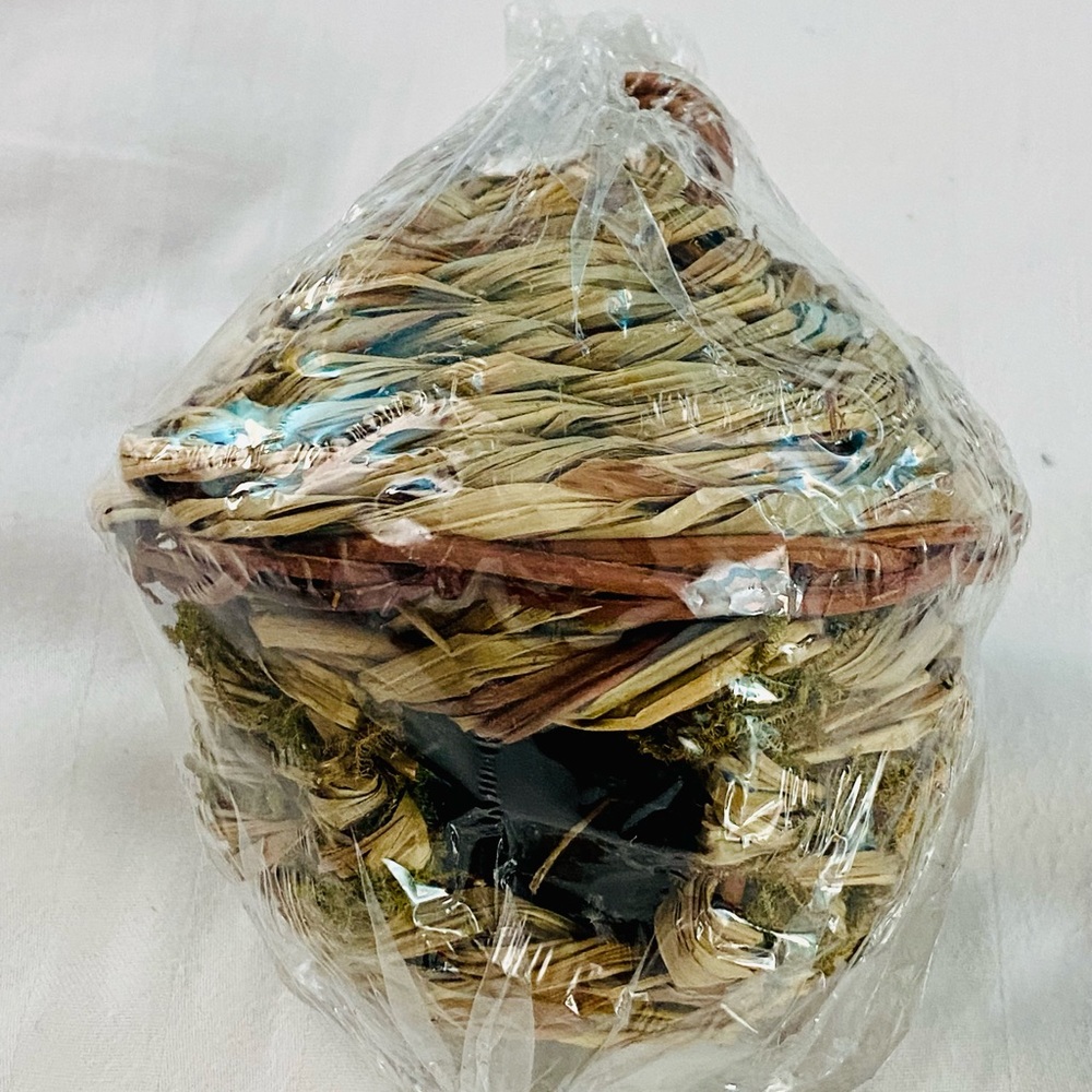 Hand-Woven Teardrop Shaped Cage Nest Roosting Grass Bird Hut Bird House NWT